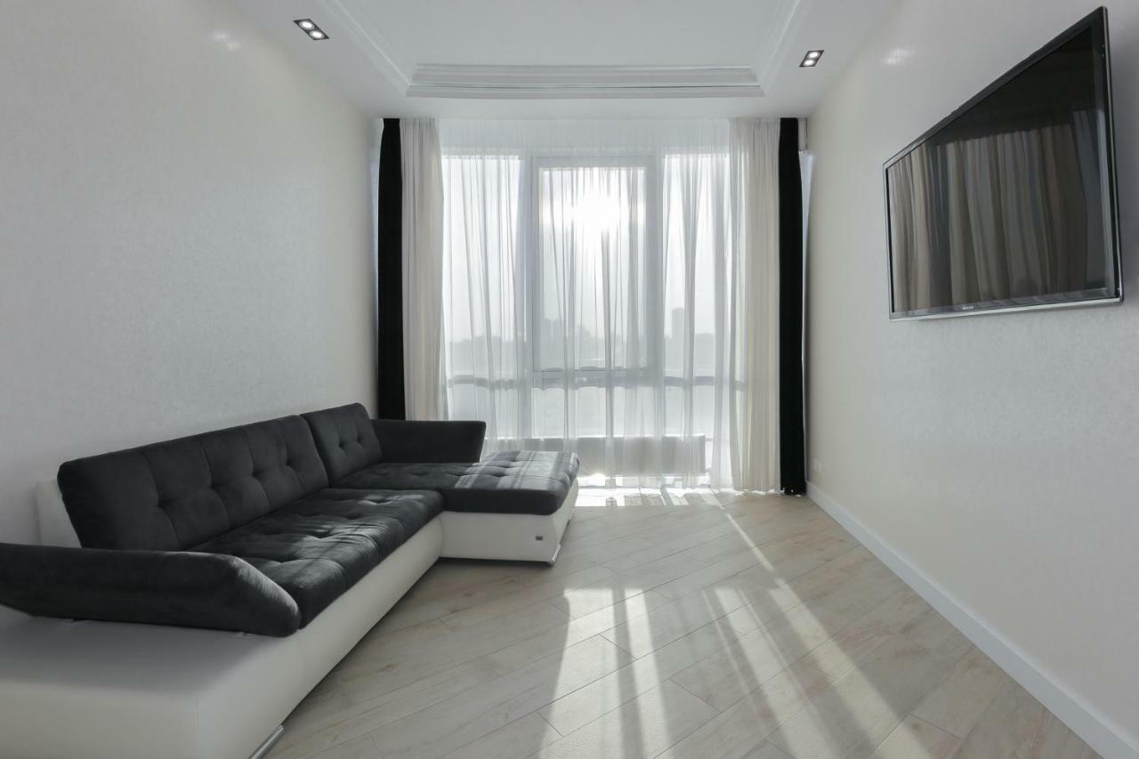 Black&White Apartment In Smart Plaza เคียฟ ภายนอก รูปภาพ