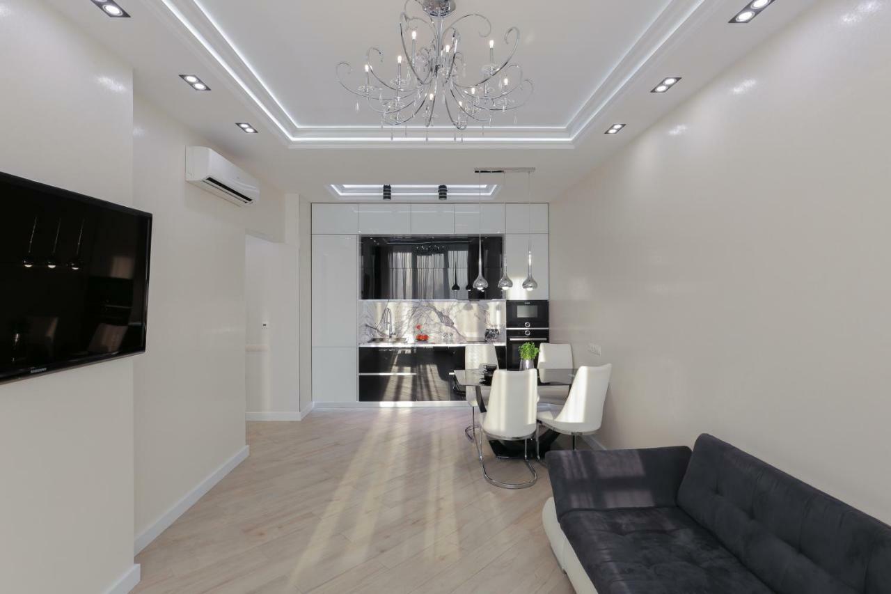 Black&White Apartment In Smart Plaza เคียฟ ภายนอก รูปภาพ