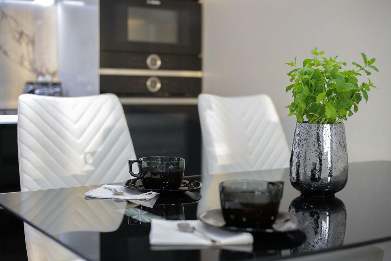 Black&White Apartment In Smart Plaza เคียฟ ภายนอก รูปภาพ