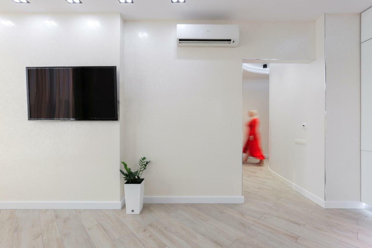 Black&White Apartment In Smart Plaza เคียฟ ภายนอก รูปภาพ